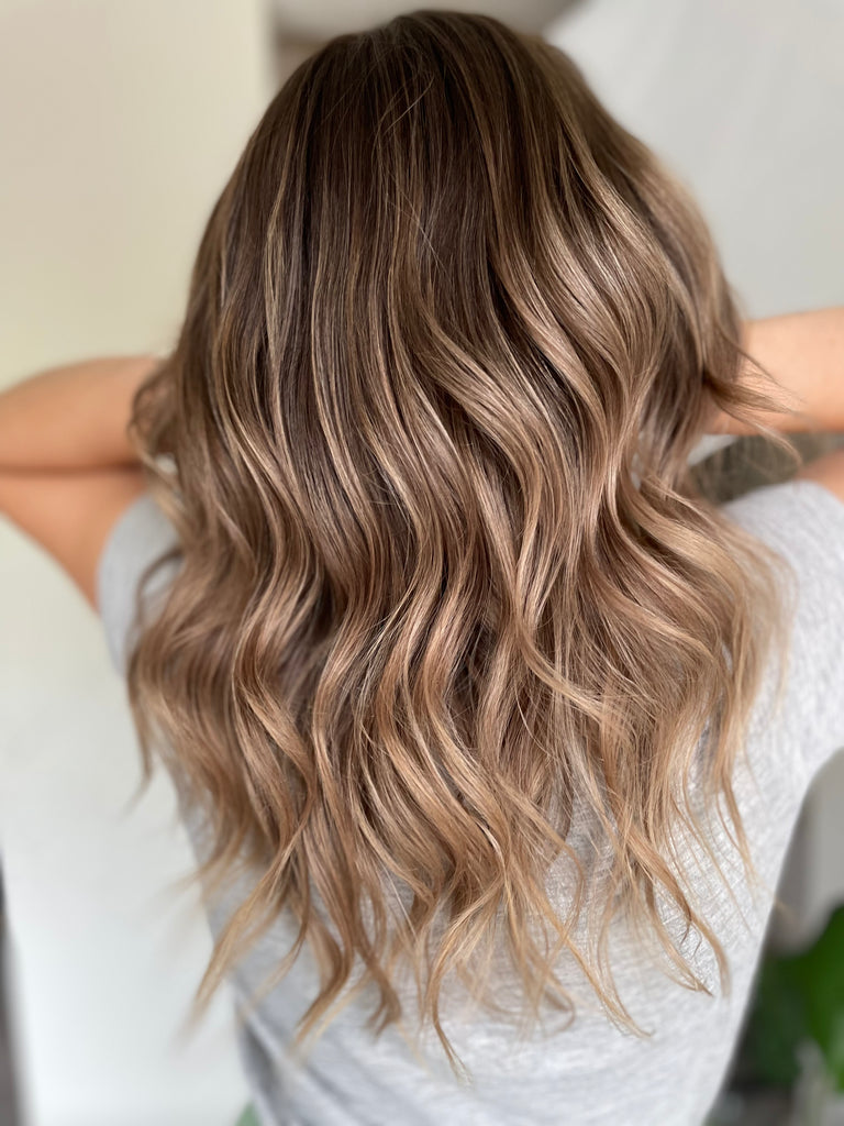 Teasy Technieken NB Foilayage Opleidingen door Nancy Buyens | Foilayage voor Blondines en Brunettes in Antwerpen | Leer Teasy Technieken, Airtouch Foilayage, Face Frame Foilayage, Tonen & Rootshadow en meer. Ontdek onze opleidingen en online cursussen voor kappers. Schrijf je in en word een expert in folietechnieken met Nancy Buyens!