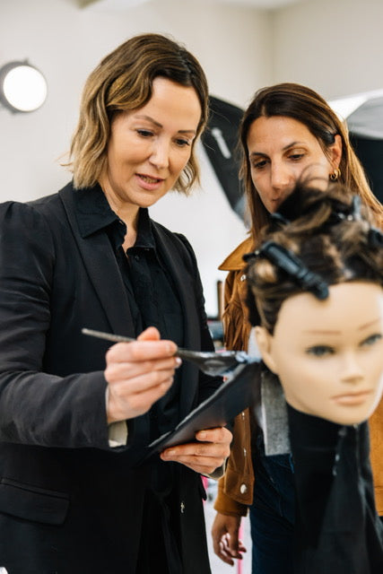 NB Foilayage Opleidingen door Nancy Buyens | Foilayage voor Blondines en Brunettes in Antwerpen | Leer Teasy Technieken, Airtouch Foilayage, Face Frame Foilayage, Tonen & Rootshadow en meer. Ontdek onze opleidingen en online cursussen voor kappers. Schrijf je in en word een expert in folietechnieken met Nancy Buyens!