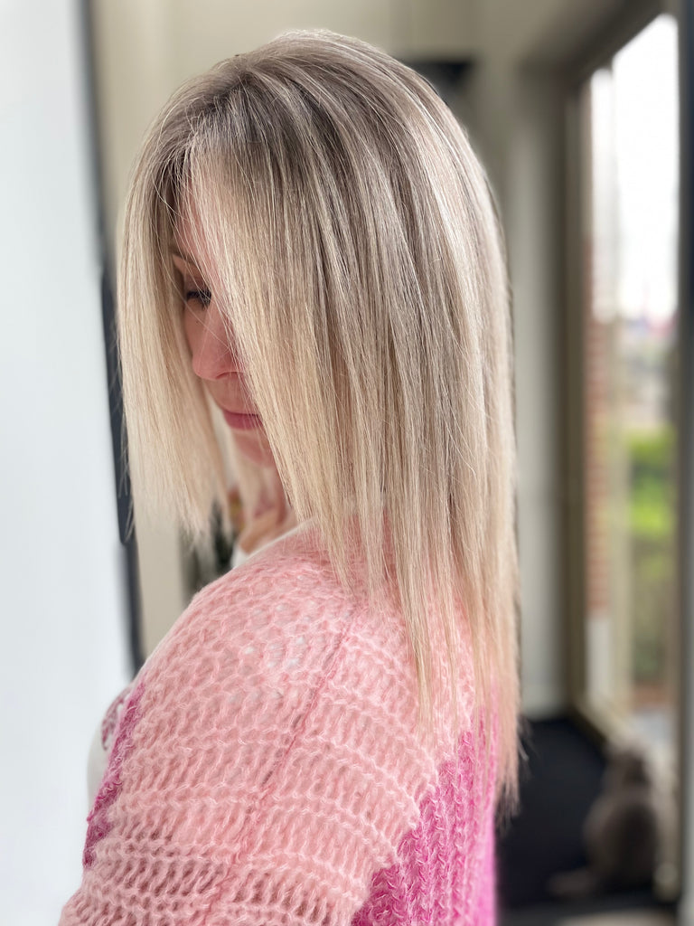 Bundel: The Seamless '24/'25 NB Foilayage Opleidingen door Nancy Buyens | Foilayage voor Blondines en Brunettes in Antwerpen | Leer Teasy Technieken, Airtouch Foilayage, Face Frame Foilayage, Tonen & Rootshadow en meer. Ontdek onze opleidingen en online cursussen voor kappers. Schrijf je in en word een expert in folietechnieken met Nancy Buyens!