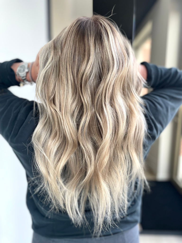 Drie Dimensie & Reverse technieken NB Foilayage Opleidingen door Nancy Buyens | Foilayage voor Blondines en Brunettes in Antwerpen | Leer Teasy Technieken, Airtouch Foilayage, Face Frame Foilayage, Tonen & Rootshadow en meer. Ontdek onze opleidingen en online cursussen voor kappers. Schrijf je in en word een expert in folietechnieken met Nancy Buyens!