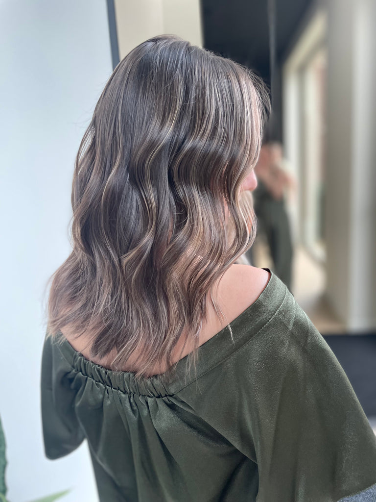 Bundel: The Seamless '24/'25 NB Foilayage Opleidingen door Nancy Buyens | Foilayage voor Blondines en Brunettes in Antwerpen | Leer Teasy Technieken, Airtouch Foilayage, Face Frame Foilayage, Tonen & Rootshadow en meer. Ontdek onze opleidingen en online cursussen voor kappers. Schrijf je in en word een expert in folietechnieken met Nancy Buyens!