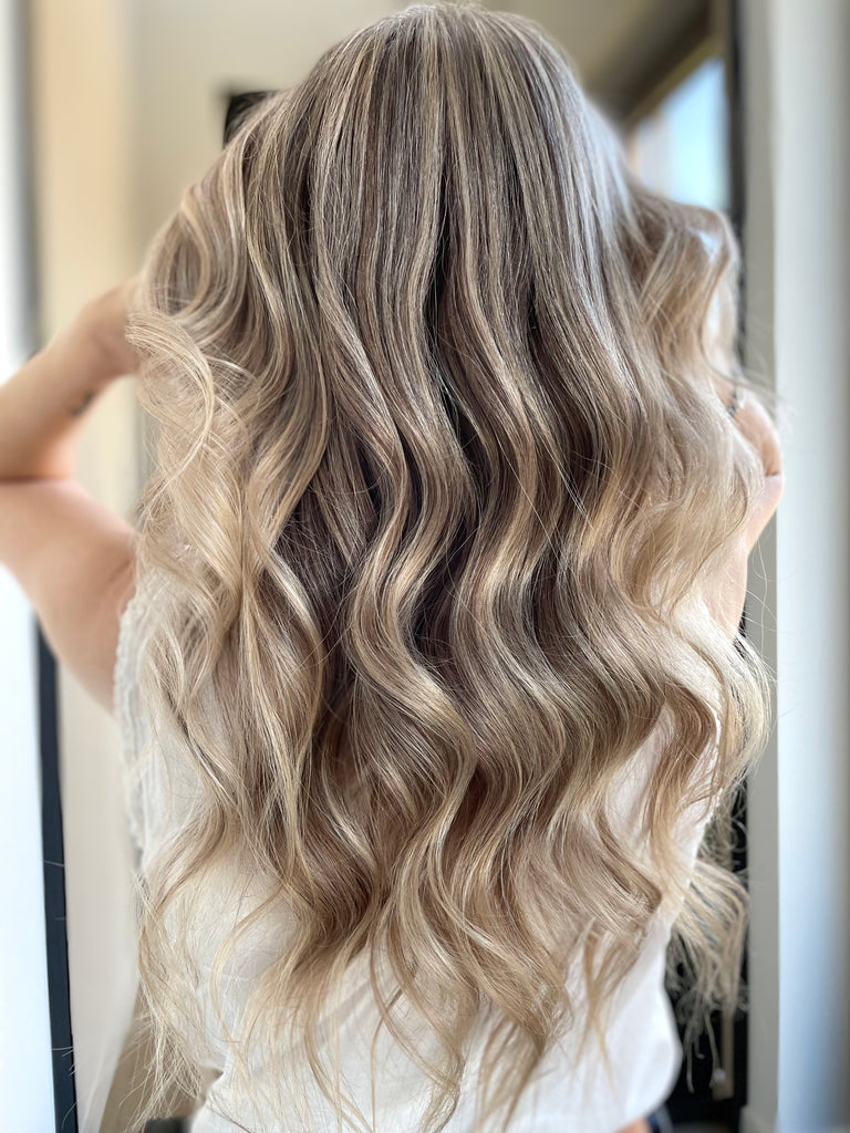 Drie Dimensie & Reverse technieken NB Foilayage Opleidingen door Nancy Buyens | Foilayage voor Blondines en Brunettes in Antwerpen | Leer Teasy Technieken, Airtouch Foilayage, Face Frame Foilayage, Tonen & Rootshadow en meer. Ontdek onze opleidingen en online cursussen voor kappers. Schrijf je in en word een expert in folietechnieken met Nancy Buyens!