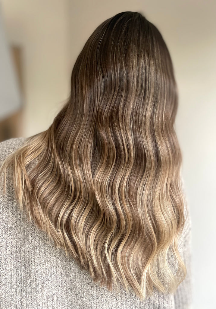 Teasy & Airtouch Technieken NB Foilayage Opleidingen door Nancy Buyens | Foilayage voor Blondines en Brunettes in Antwerpen | Leer Teasy Technieken, Airtouch Foilayage, Face Frame Foilayage, Tonen & Rootshadow en meer. Ontdek onze opleidingen en online cursussen voor kappers. Schrijf je in en word een expert in folietechnieken met Nancy Buyens!