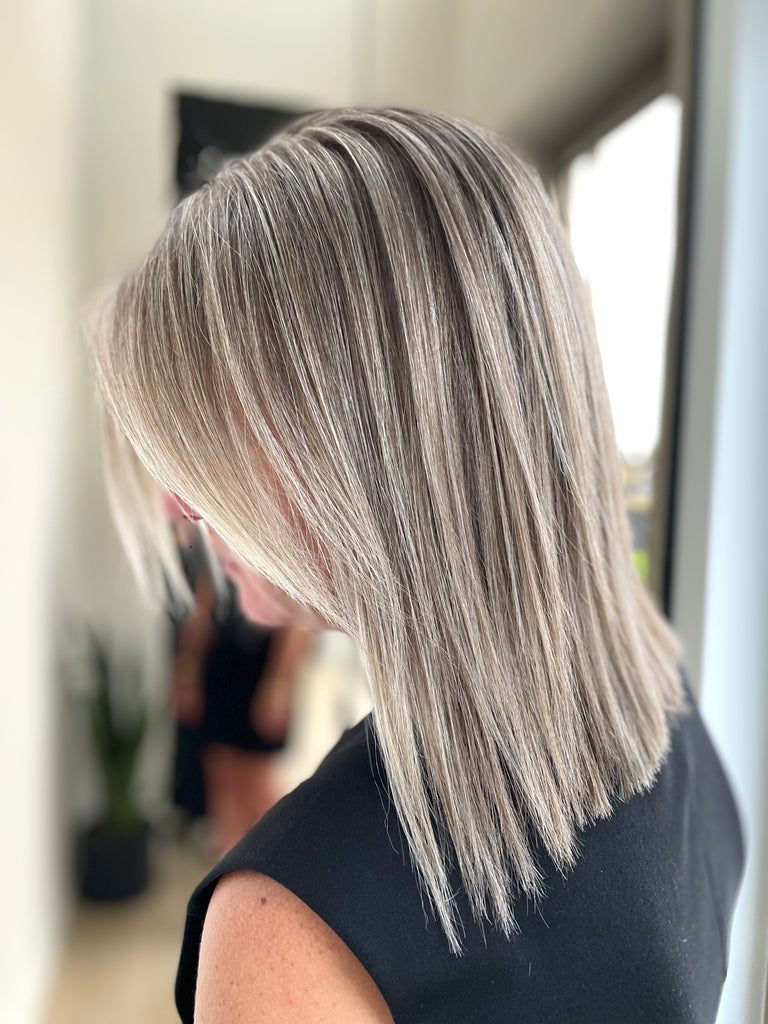Bundel: The Seamless '24/'25 NB Foilayage Opleidingen door Nancy Buyens | Foilayage voor Blondines en Brunettes in Antwerpen | Leer Teasy Technieken, Airtouch Foilayage, Face Frame Foilayage, Tonen & Rootshadow en meer. Ontdek onze opleidingen en online cursussen voor kappers. Schrijf je in en word een expert in folietechnieken met Nancy Buyens!