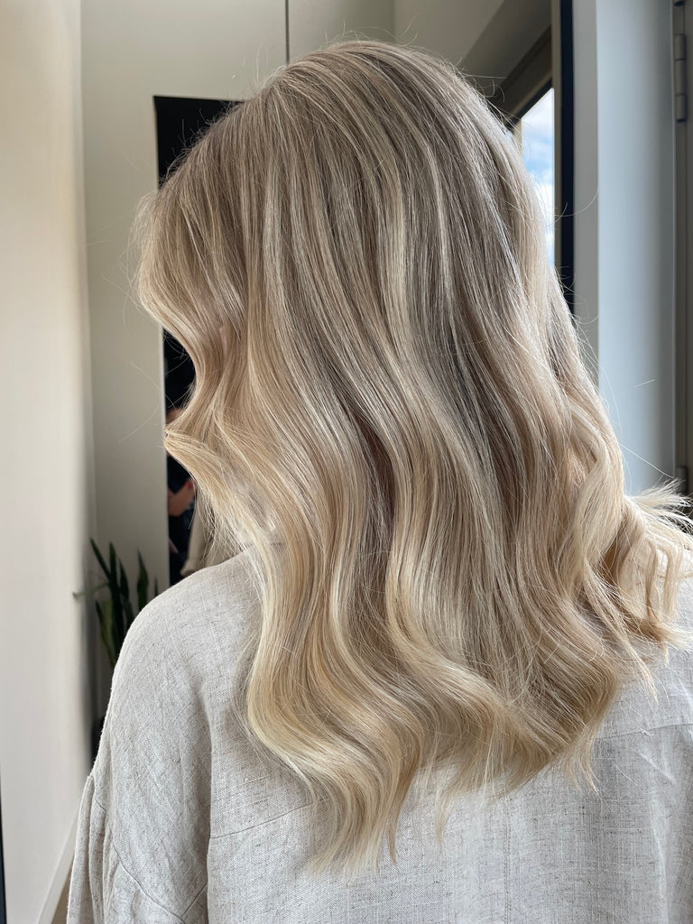 Teasy & Airtouch Technieken NB Foilayage Opleidingen door Nancy Buyens | Foilayage voor Blondines en Brunettes in Antwerpen | Leer Teasy Technieken, Airtouch Foilayage, Face Frame Foilayage, Tonen & Rootshadow en meer. Ontdek onze opleidingen en online cursussen voor kappers. Schrijf je in en word een expert in folietechnieken met Nancy Buyens!