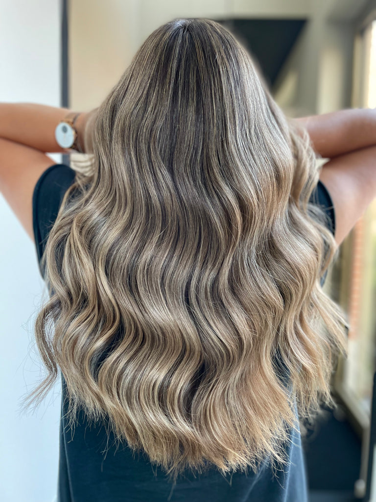 Teasy & Airtouch Technieken NB Foilayage Opleidingen door Nancy Buyens | Foilayage voor Blondines en Brunettes in Antwerpen | Leer Teasy Technieken, Airtouch Foilayage, Face Frame Foilayage, Tonen & Rootshadow en meer. Ontdek onze opleidingen en online cursussen voor kappers. Schrijf je in en word een expert in folietechnieken met Nancy Buyens!