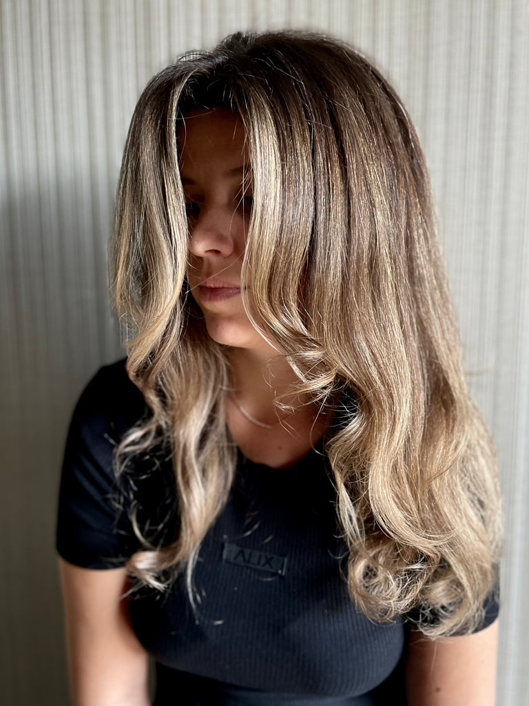 Champagne Brunette NB Foilayage Opleidingen door Nancy Buyens | Foilayage voor Blondines en Brunettes in Antwerpen | Leer Teasy Technieken, Airtouch Foilayage, Face Frame Foilayage, Tonen & Rootshadow en meer. Ontdek onze opleidingen en online cursussen voor kappers. Schrijf je in en word een expert in folietechnieken met Nancy Buyens!