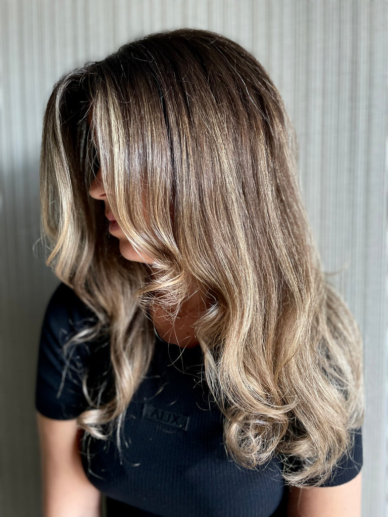 Champagne Brunette NB Foilayage Opleidingen door Nancy Buyens | Foilayage voor Blondines en Brunettes in Antwerpen | Leer Teasy Technieken, Airtouch Foilayage, Face Frame Foilayage, Tonen & Rootshadow en meer. Ontdek onze opleidingen en online cursussen voor kappers. Schrijf je in en word een expert in folietechnieken met Nancy Buyens!