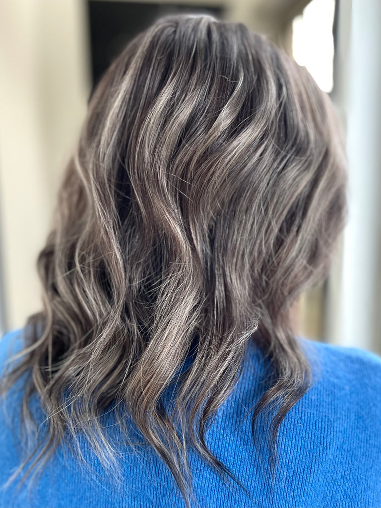 Greyblending NB Foilayage Opleidingen door Nancy Buyens | Foilayage voor Blondines en Brunettes in Antwerpen | Leer Teasy Technieken, Airtouch Foilayage, Face Frame Foilayage, Tonen & Rootshadow en meer. Ontdek onze opleidingen en online cursussen voor kappers. Schrijf je in en word een expert in folietechnieken met Nancy Buyens!